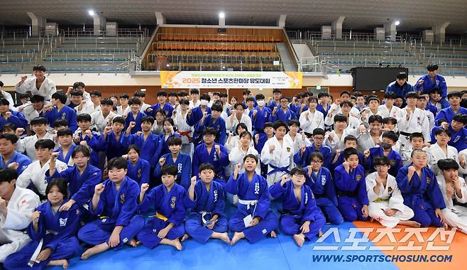 2025 청소년스포츠한마당 유도대회가 7일 대전한밭체육관에서 열렸다. 학생들이 기념촬영을 하고 있다. 대전=박재만 기자 pjm@sportschosun.com/