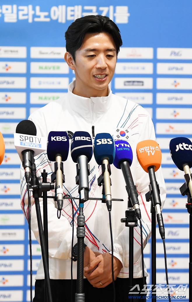 제25회 밀라노 코르티나담페초 동계올림픽 참가하는 대한민국 선수단 본진이 30일 인천국제공항을 통해 이탈리아로 출국했다. 최두진이 인터뷰를 하고 있다. 인천공항=박재만 기자 pjm@sportschosun.com/2026.01.30/