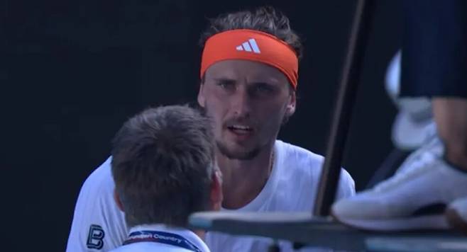 슈퍼바이저에게 거칠게 항의하는 즈베레프. (중계화면 캡처)