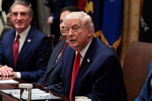 도널드 트럼프 미국 대통령이 29일(현지시간) 백악관에서 내각회의를 주재하고 있다. 로이터연합뉴스