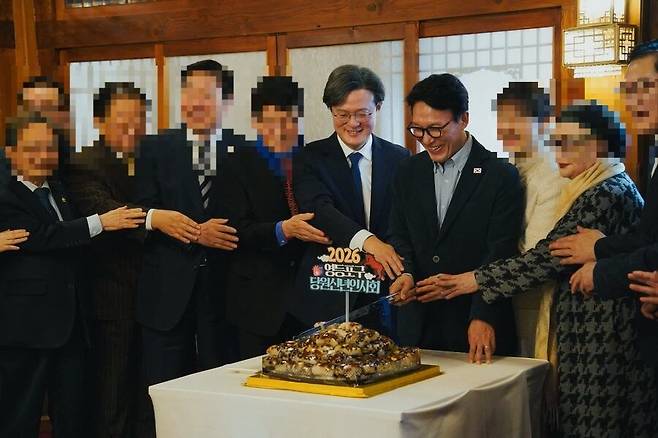 지난 17일 채현일(가운데) 의원과 김민석(오른쪽) 총리가 관저에서 열린 더불어민주당 당원 행사에 참석해 함께 케이크를 자르는 모습. /서민민생대책위원회 제공