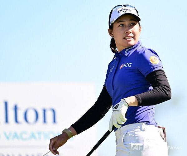 미국여자프로골프(LPGA) 투어 2026시즌 개막전 힐튼 그랜드 베케이션스 토너먼트 오브 챔피언스에 출전한 세계랭킹 1위 지노 티띠꾼(태국)이 1라운드에서 경기하는 모습이다. 사진제공=ⓒAFPBBNews = News1 (사진을 무단으로 사용하지 마십시오.)