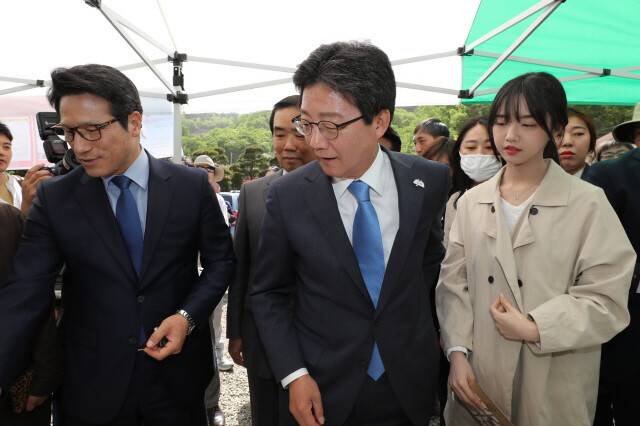 2017년 5월6일 유승민 당시 바른정당 대통령 후보와 딸 담씨가 일본군 위안부 피해 할머니들을 위한 효잔치가 열린 경기도 광주시 퇴촌면 나눔의집을 찾아 기념품을 구매하고 있다. 이정아 기자 leej@hani.co.kr