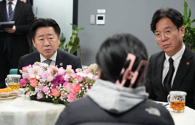 김영훈 고용노동부 장관(오른쪽)과 오영훈 제주도지사가 30일 제주시 연동 혼디쉼팡에서 새벽배송을 하다 숨진 쿠팡 택배기사 오승용씨의 배우자를 만나 이야기를 나누고 있다. 제주도 제공