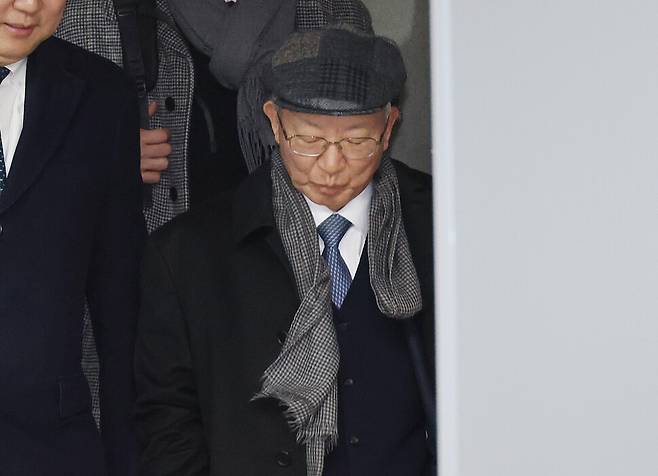 양승태 전 대법원장이 30일 서울 서초구 서울고법에서 열린 ‘사법농단\' 사건 2심 선고 공판에서 징역 6개월에 집행유예 1년을 선고 받은 후 법원 청사를 나서고 있다. 공동취재사진