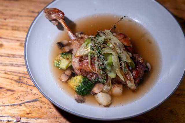 오리 콩피와 버섯 콩소메(Duck Confit with Mushroom Consommé). 콩피(Confit)는 오리나 거위 고기를 자체 지방에 절여 저온에서 서서히 익히는 프랑스 보존 조리법이다. 바삭한 껍질과 결대로 찢어지는 부드러운 속살이 특징이며 맑은 버섯 육수와 곁들인다.