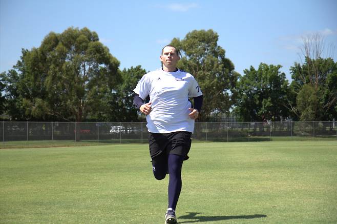 시드니 블랙타운 야구장에서 힘찬 러닝으로 훈련을 시작한 플렉센. 시드니=김식 기자
