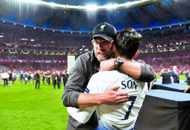 2019년 6월2일 유럽 챔피언스리그 결승전이 끝난 뒤 클롭 리버풀 감독이 손흥민을 안아주며 위로해줬다. [사진 UEFA 챔피언스리그 트위터]