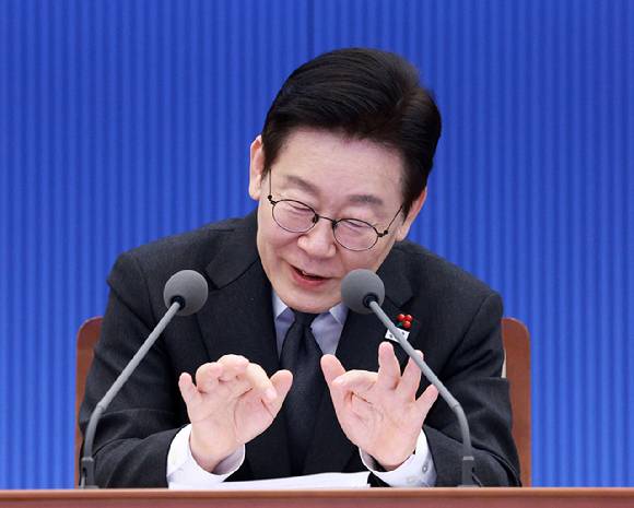 이재명 대통령이 지난 29일 청와대에서 열린 수석보좌관회의에서 발언하고 있다.  [사진=연합뉴스]