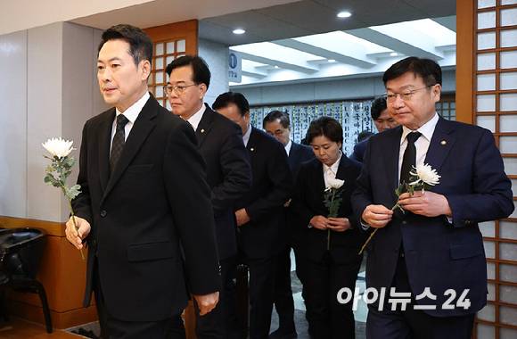 국민의힘 장동혁 대표와 송언석 원내대표 등 지도부가 30일 오전 서울 종로구 서울대학교병원 장례식장에 마련된 故 이해찬 전 국무총리의 빈소를 찾아 조문하고 있다. [사진=사진공동취재단]