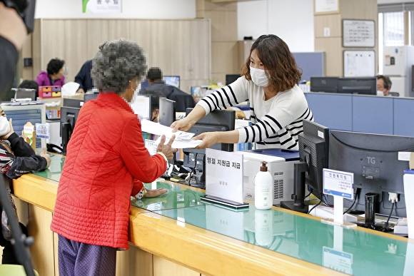 공무원이 명절지원금을 지급하고 있다. [사진=임실군 ]