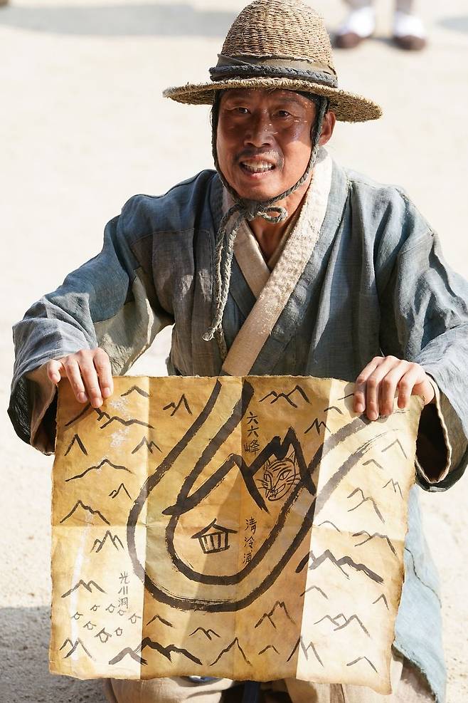 영화 '왕과 사는 남자'에서 마을 촌장 엄흥도(유해진)는 떡고물을 기대하면서 마을을 고관대작의 유배지로 내놓는다. 사진 쇼박스