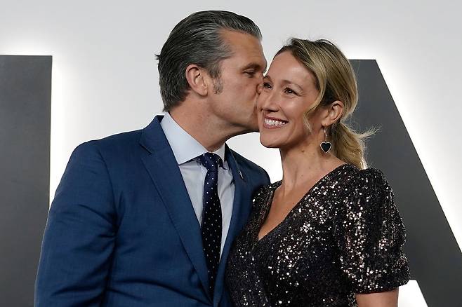 피트 헤그세스 국방장관과 배우자 제니퍼가 현지사간 29일 미국 워싱턴 '케네디-트럼프 센터'에서 열린 영화 '멜라니아'의 시사회에 참석해 포즈를 취하고 있다. AP=연합뉴스