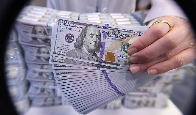 30일 서울 중구 하나은행 위변조대응센터에서 직원이 달러화를 정리하고 있다. 뉴스1