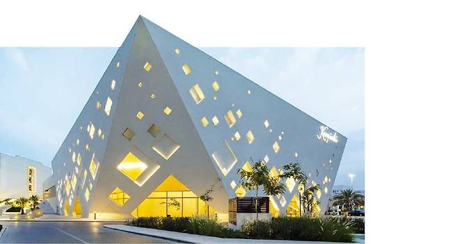 현대적인 양식으로 지은 켐핀스키호텔은 무스카트의 새로운 랜드마크 중 하나다.  /주한오만대사관 제공