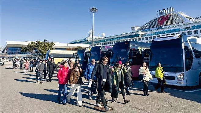지난 6일 오전 인천항 크루즈터미널에 도착한 ‘드림호’에서 내린 중국인 관광객 500여 명이 서울 관광길에 나서고 있다.  /인천항만공사 제공