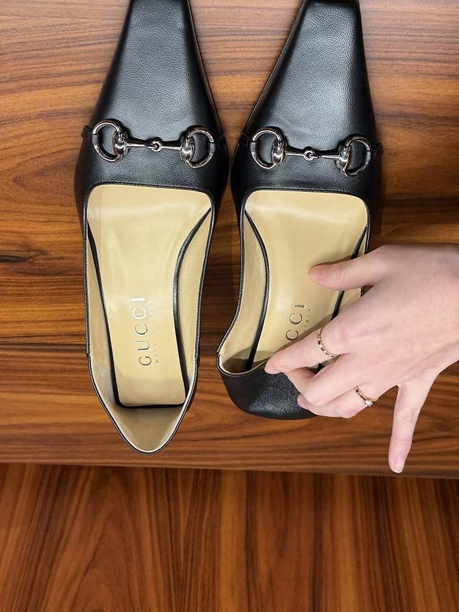 뒷축이 접히는 가죽 뮬. 사진=정소람 기자