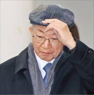 양승태 전 대법원장이 30일 서울고등법원에서 열린 ‘사법 농단’ 혐의 관련 항소심 선고 공판에서 징역 6개월에 집행유예 1년을 선고받은 후 법원 청사를 나서고 있다. /뉴스1