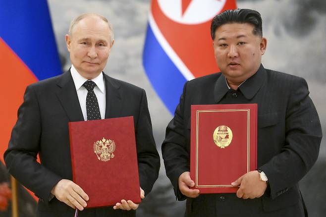 North Korea's leader Kim Jong-un, right, and Russian President Vladimir Putin pose for a photo during a signing ceremony of a "comprehensive strategic partnership" in Pyongyang, North Korea, on June 19, 2024. [AP/YONHAP]