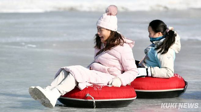&nbsp;2026 화천산천어축제 폐막을 이틀 앞둔 30일, 축제장을 찾은 내외국인 관광객들이 눈썰매를 타며 겨울의 재미를 만끽하고 있다.&nbsp;