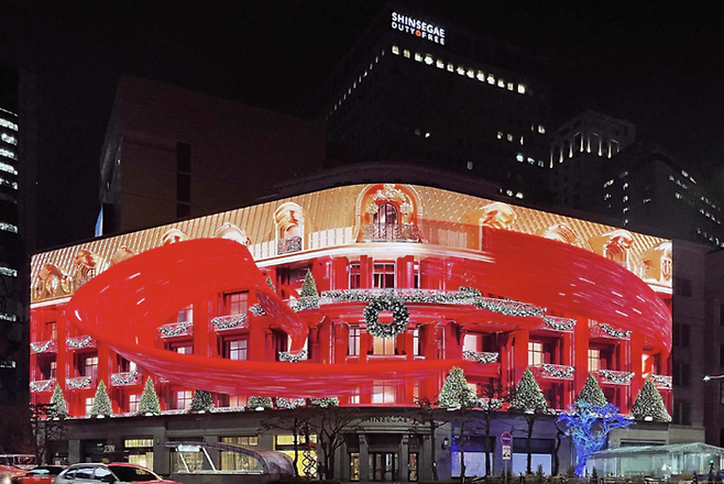 명동 신세계백화점 본점에 설치된 삼성 스마트 LED 사이니지.[삼성전자]