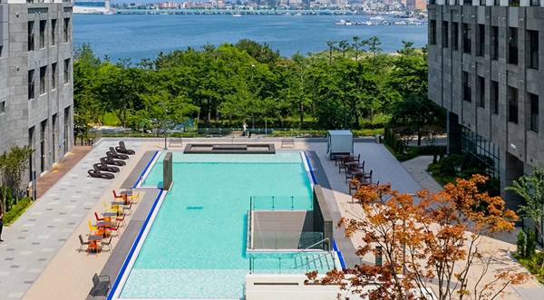 여기어때가 설연휴를 맞아 국내 호텔·펜션을 최대 84% 할인 제공하는 이벤트를 진행한다. 사진은 '체스터톤스 속초' 노천탕&온천수영장. /사진=여기어때