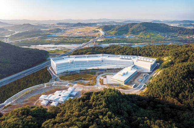 세종시에 있는 네이버 데이터센터 ‘각 세종’ 전경. 각 세종은 내부의 AI 워크로드뿐 아니라 공공 프로젝트와 산업별 AI까지 아우를 수 있는 거점으로 활용된다. 네이버 제공