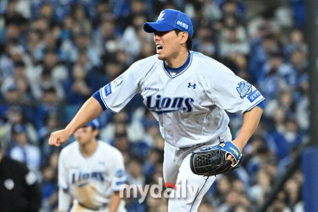 22일 대구 삼성라이온즈파크에서 열린 '2025 신한 SOL BANK KBO 포스트 시즌' 삼성 라이온즈와 한화 이글스 플레이오프(PO) 4차전 경기. 삼성 김재윤이 9회초 마운드에 올라 힘차게 투구하고 있다./마이데일리