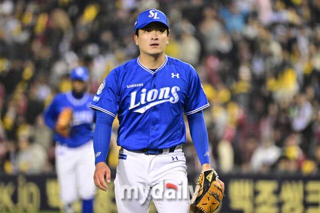 15일 서울 잠실야구장에서 열린 '2025 신한 SOL BANK KBO리그' 삼성 라이온즈와 LG 트윈스 경기. 삼성 이재희가 8회말 2사 만루에 LG 홍창기를 삼진으로 잡고 더그아웃으로 들어가고 있다./마이데일리