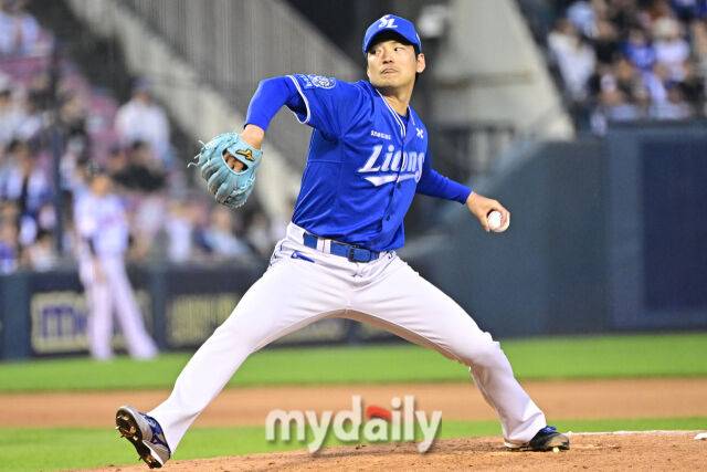 31일 서울 잠실야구장에서 열린 '2025 신한 SOL BANK KBO리그' 삼성 라이온즈와 LG 트윈스 경기. 삼성 백정현이 9회말 교체되 마운드에 올라 힘차게 투구하고 있다./마이데일리