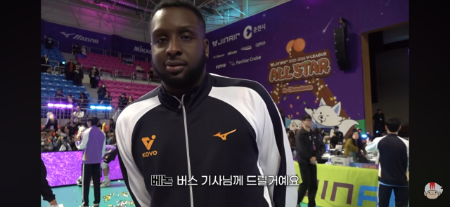 '이런 외인 있었나' 따뜻한 캐나다 특급, 왜 버스기사 먼저 떠올렸나…상금 100만원 통 크게 쏜다 뒤에서 늘 열심히 일하십니다