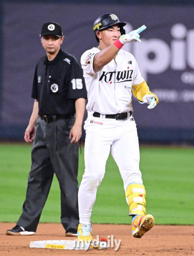 2025년 9월 3일 오후 경기도 수원KT위즈파크에서 열린 '2025 신한 SOL뱅크 KBO 리그' 롯데 자이언츠와 KT 위즈의 경기. KT 안현민이 6회말 2사 2루서 1타점 2루타를 친 뒤 기뻐하고 있다./마이데일리