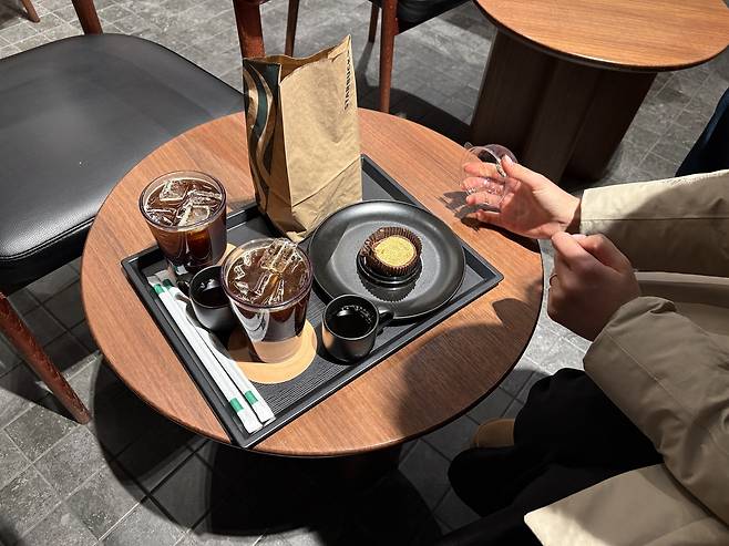 30일 오전 서울 종로구 스타벅스 리저브 광화문점에서 한 고객이 구매에 성공한 ‘두바이 쫀득롤’ 제품을 열어보고 있다. 강승연 기자