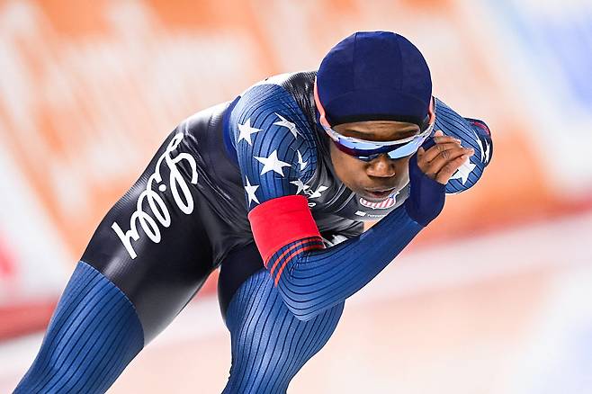 에린 잭슨(33·미국·여)이 지난 해 11월 캘거리 올림픽 오벌에서 열린 ISU 월드컵 빙속 여자 1000m 경기에서 레이스를 펼치고 있다. [게티이미지]