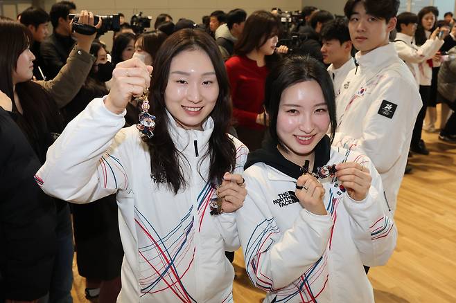 2026 밀라노·코르티나담페초 동계올림픽에 참가하는 쇼트트랙 최민정(왼쪽), 김길리가 30일 인천국제공항 제2여객터미널을 통해 출국하기 전 올림픽 키링을 들고 기념촬영을 하고 있다. [연합]