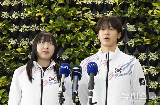 [인천공항=뉴시스] 김근수 기자 = 2025 하얼빈 동계 아시안게임 한국 선수단 기수인 크로스컨트리 대표 이준서(오른쪽)와 이의진이 4일 오전 인천국제공항 제1여객터미널에서 취재진 질문에 답하고 있다.2017년 삿포로 대회 이후 8년 만에 개최되는 하얼빈 동계 아시안게임에선 2월 7일부터 14일까지 8일간 34개국의 1천300여명의 선수가 64개의 금메달을 놓고 경쟁을 벌인다.한국은 빙상과 스키, 바이애슬론, 컬링, 아이스하키, 산악스키 6개 전 종목에 한국 선수단은 223명(선수 149명, 경기 임원 52명, 본부 임원 22명)의 선수단을 파견해 삿포로 대회에 이어 2회 연속 종합 2위를 노린다. 2025.02.04. ks@newsis.com
