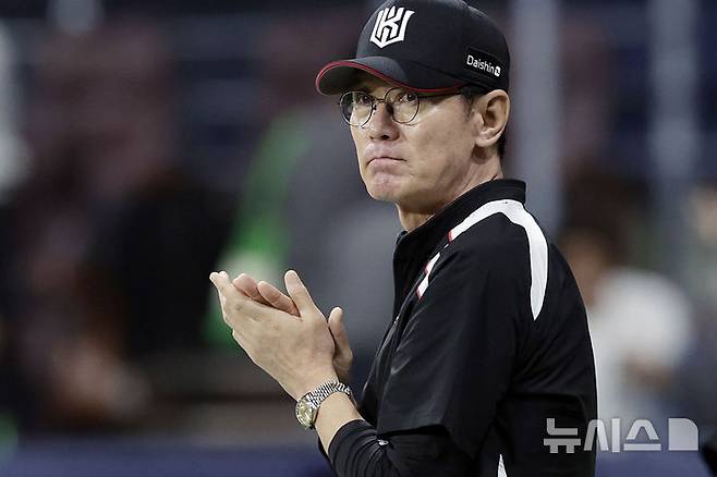 [서울=뉴시스] 최동준 기자 = 23일 서울 구로구 고척스카이돔에서 열린 2025 KBO리그 kt 위즈와 키움 히어로즈의 경기, 7-5로 승리한 kt 이강철 감독이 박수 치고 있다. 2025.05.23. photocdj@newsis.com