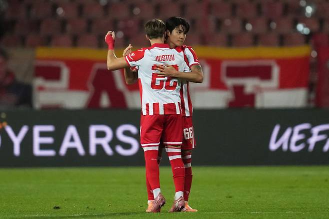 [베오그라드=AP/뉴시스] 츠르베나즈베즈다(세르비아)의 설영우(오른쪽)가 6일(현지 시간) 세르비아 베오그라드의 라이코 미티치 스타디움에서 열린 2025-26 유럽축구연맹(UEFA) 유로파리그(UEL) 리그 페이즈 4차전에서 릴(프랑스)을 꺾은 후 동료와 자축하고 있다. 설영우는 풀타임을 소화하며 팀의 1-0 승리에 힘을 보탰고 즈베즈다는 UEL첫 승을 거뒀다. 2025.11.07.