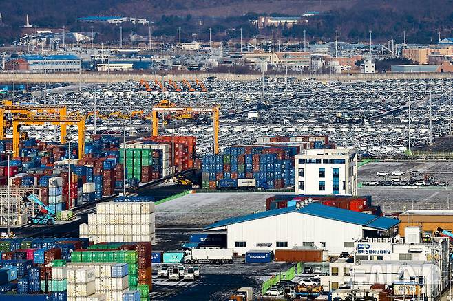 [평택=뉴시스] 정병혁 기자 = 27일 경기 평택시 평택항에 수출용 자동차와 컨테이너가 세워져 있다. 2026.01.27. jhope@newsis.com