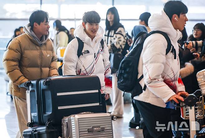 [인천공항=뉴시스] 정병혁 기자 =  2026 밀라노·코르티나담페초 동계올림픽에 출전하는 쇼트트랙 임종언이 30일 인천국제공항 제2터미널을 통해 출국하기 위해 공항으로 들어서고 있다. 2026.01.30. jhope@newsis.com