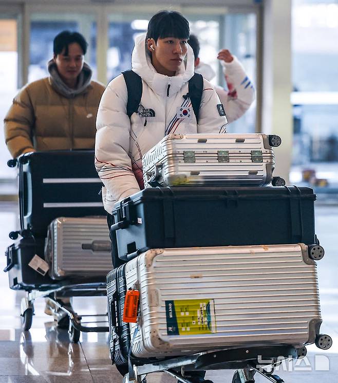 [인천공항=뉴시스] 정병혁 기자 =  2026 밀라노·코르티나담페초 동계올림픽에 출전하는 쇼트트랙 황대헌이 30일 인천국제공항 제2터미널을 통해 출국하기 위해 공항으로 들어서고 있다. 2026.01.30. jhope@newsis.com