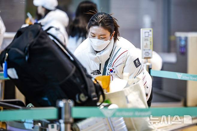 [인천공항=뉴시스] 정병혁 기자 =  2026 밀라노·코르티나담페초 동계올림픽에 출전하는 대한민국 심석희가 30일 인천국제공항 제2터미널을 통해 출국하기에 앞서 출국수속을 하고 있다. 2026.01.30. jhope@newsis.com