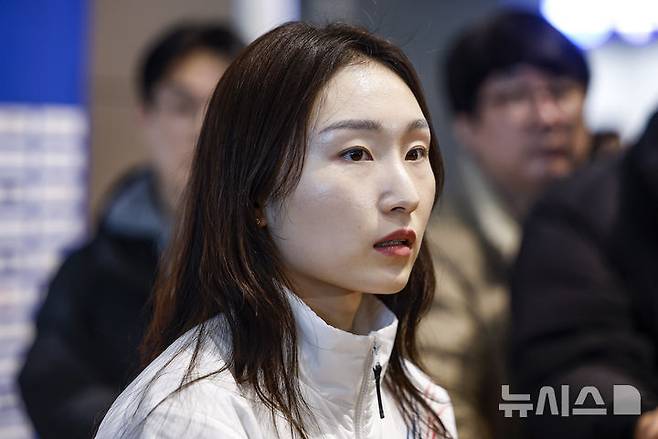 [인천공항=뉴시스] 정병혁 기자 =  2026 밀라노·코르티나담페초 동계올림픽에 출전하는 최민정이 30일 인천국제공항 제2터미널을 통해 출국하기에 앞서 취재진 질문에 답하고 있다. 2026.01.30. jhope@newsis.com