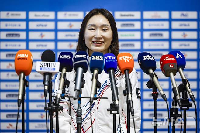 [인천공항=뉴시스] 정병혁 기자 =  2026 밀라노·코르티나담페초 동계올림픽에 출전하는 최민정이 30일 인천국제공항 제2터미널을 통해 출국하기에 앞서 취재진 질문에 답하고 있다. 2026.01.30. jhope@newsis.com