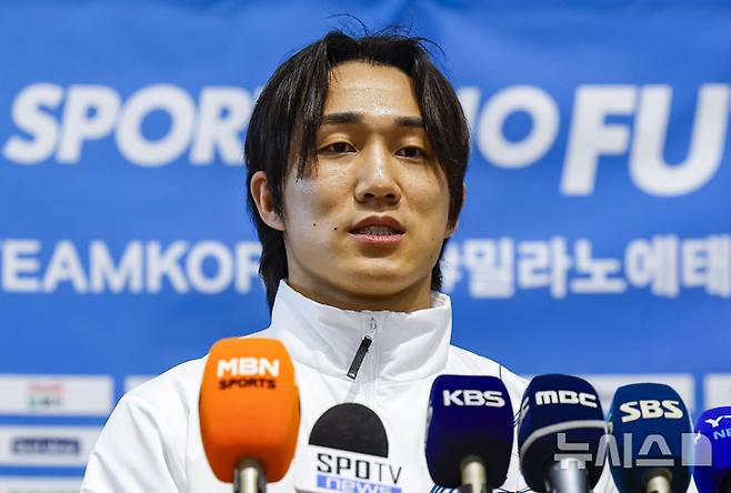 [인천공항=뉴시스] 정병혁 기자 =  2026 밀라노·코르티나담페초 동계올림픽에 출전하는 김지수가 30일 인천국제공항 제2터미널을 통해 출국하기에 앞서 취재진 질문에 답하고 있다. 2026.01.30. jhope@newsis.com