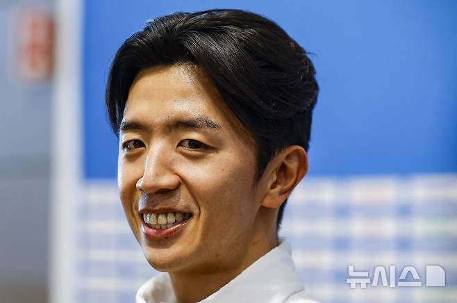 [인천공항=뉴시스] 정병혁 기자 =  2026 밀라노·코르티나담페초 동계올림픽에 출전하는 최두진이 30일 인천국제공항 제2터미널을 통해 출국하기에 앞서 취재진 질문에 답하고 있다. 2026.01.30. jhope@newsis.com