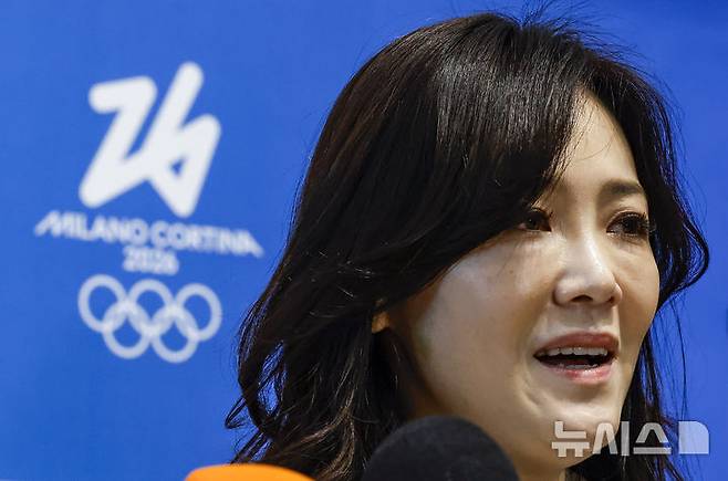 [인천공항=뉴시스] 정병혁 기자 =  2026 밀라노·코르티나담페초 동계올림픽에 출전하는 이수경 선수단장이 30일 인천국제공항 제2터미널을 통해 출국하기에 앞서 취재진 질문에 답하고 있다. 2026.01.30. jhope@newsis.com