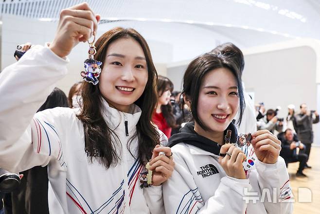 [인천공항=뉴시스] 정병혁 기자 =  2026 밀라노·코르티나담페초 동계올림픽에 출전하는 최민정, 김길리가 30일 인천국제공항 제2터미널을 통해 출국하기에 앞서 취재진에게 올림픽 키링을 들어보이고 있다. 2026.01.30. jhope@newsis.com