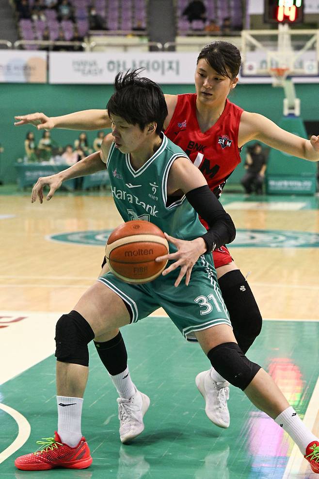 여자농구 하나은행, BNK 67-58 격파…2연패 탈출과 함께 선두 굳혀