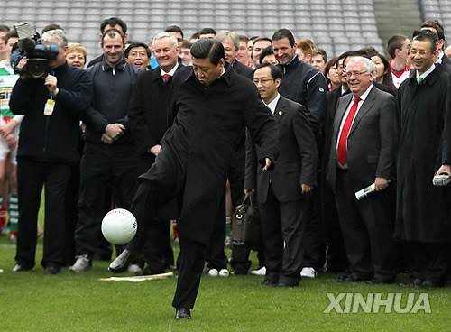 부주석이던 2012년 2월 아일랜드 축구장을 방문한 시진핑 중국 국가주석 [신화=연합뉴스 자료사진 제공]